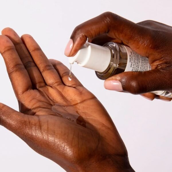 OUAI Hair Oil - Hair Heat Protectant Oil for Frizz Control - Adds Shine and Smooths Split Ends - Color Safe Formula - Paraben, Phthalate and Sulfate Free (1.5 fl oz)